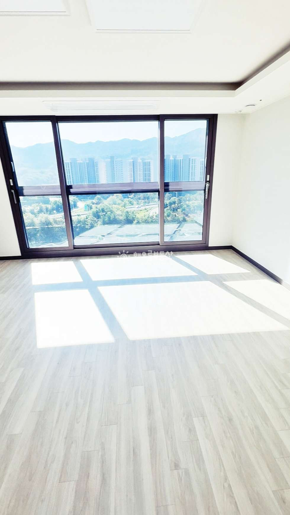 강원 원주시 관설동 1805 101동 반도유보라마크브릿지 l 층단독사용세대 l 백운산뻥뷰 l 에어컨4대.중문.식세기 매매 매물번호 16798 사진 1