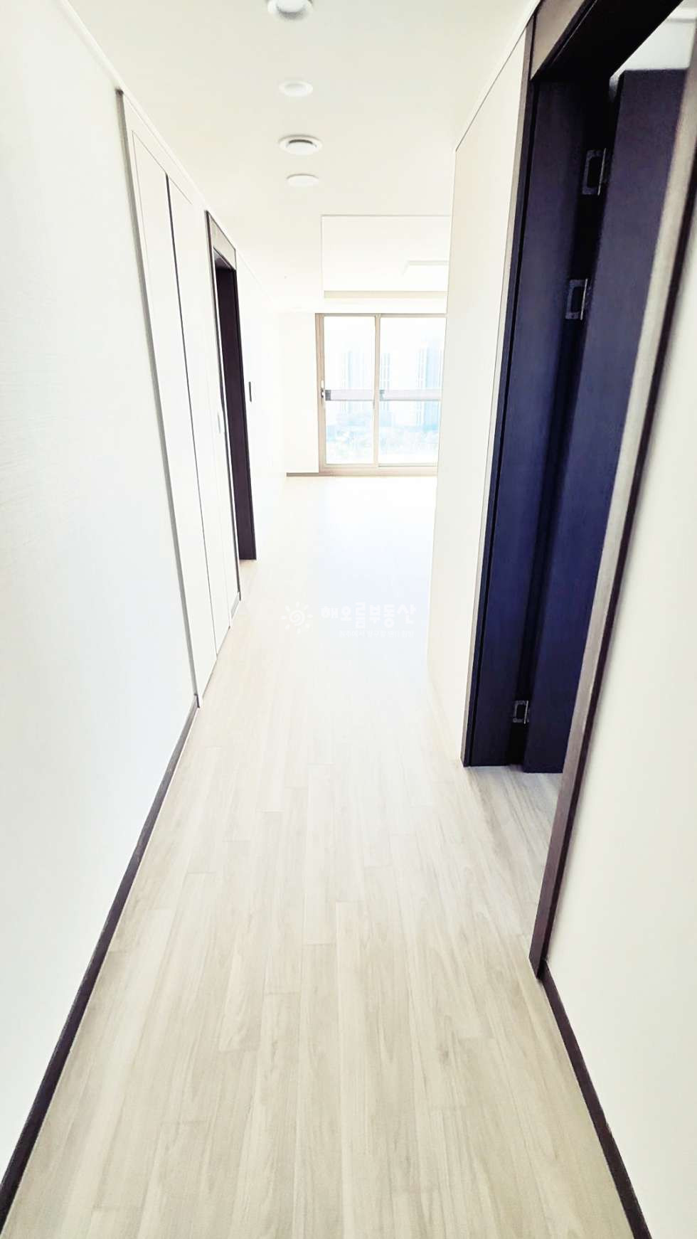 강원 원주시 관설동 1805 101동 반도유보라마크브릿지 l 층단독사용세대 l 백운산뻥뷰 l 에어컨4대.중문.식세기 매매 매물번호 16798 사진 3